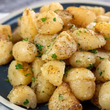 Brede afbeelding van gekookte ingeblikte aardappelen.