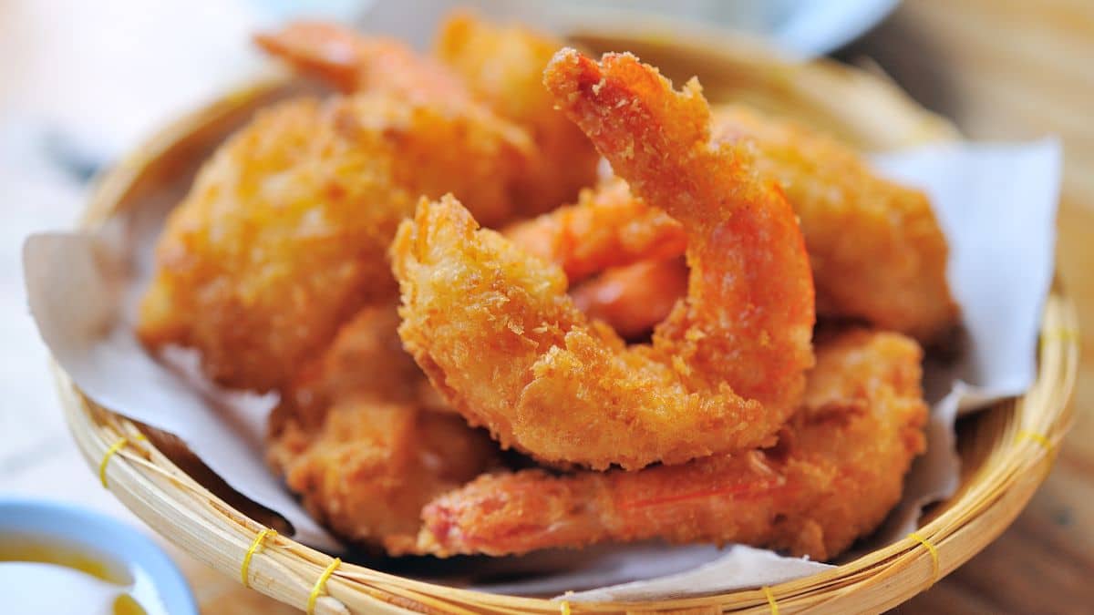 Ampla imagem mostrando camarão frito crocante.