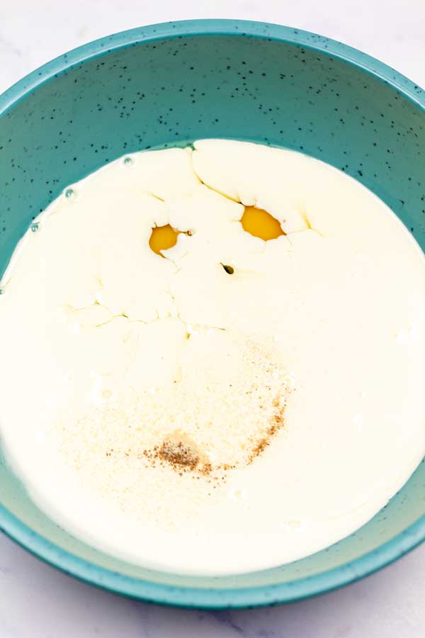 Image de processus 2 montrant des œufs et de la crème dans un bol à mélanger.