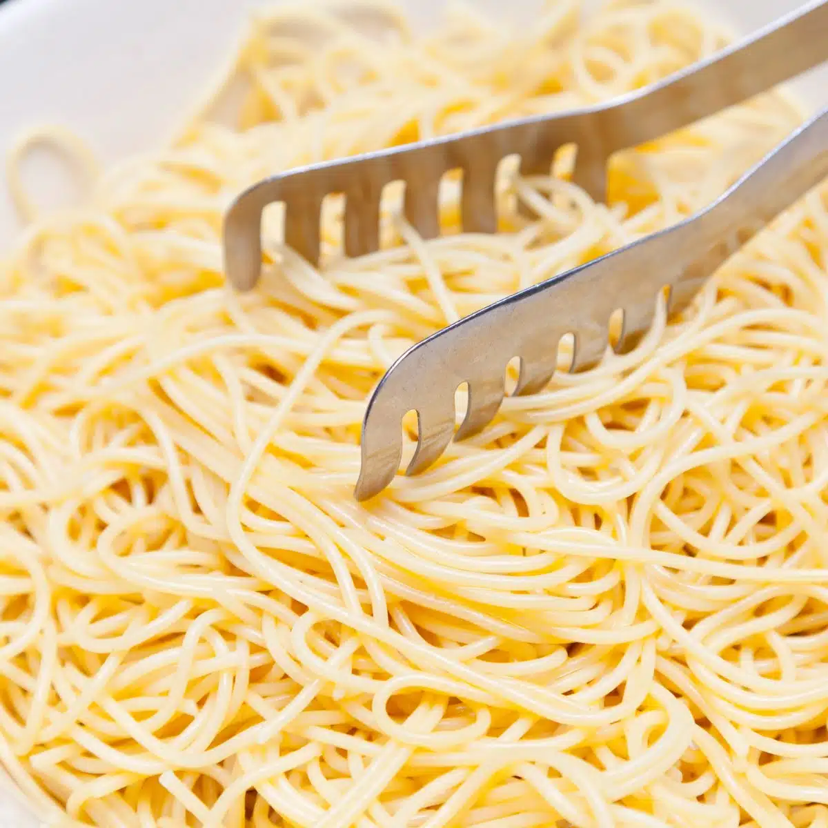 Firkantet billede af spaghetti nudler.