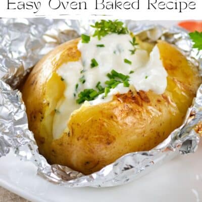 Sematkan gambar dengan teks yang memperlihatkan kentang panggang di atas piring putih, dengan krim asam dan daun bawang.