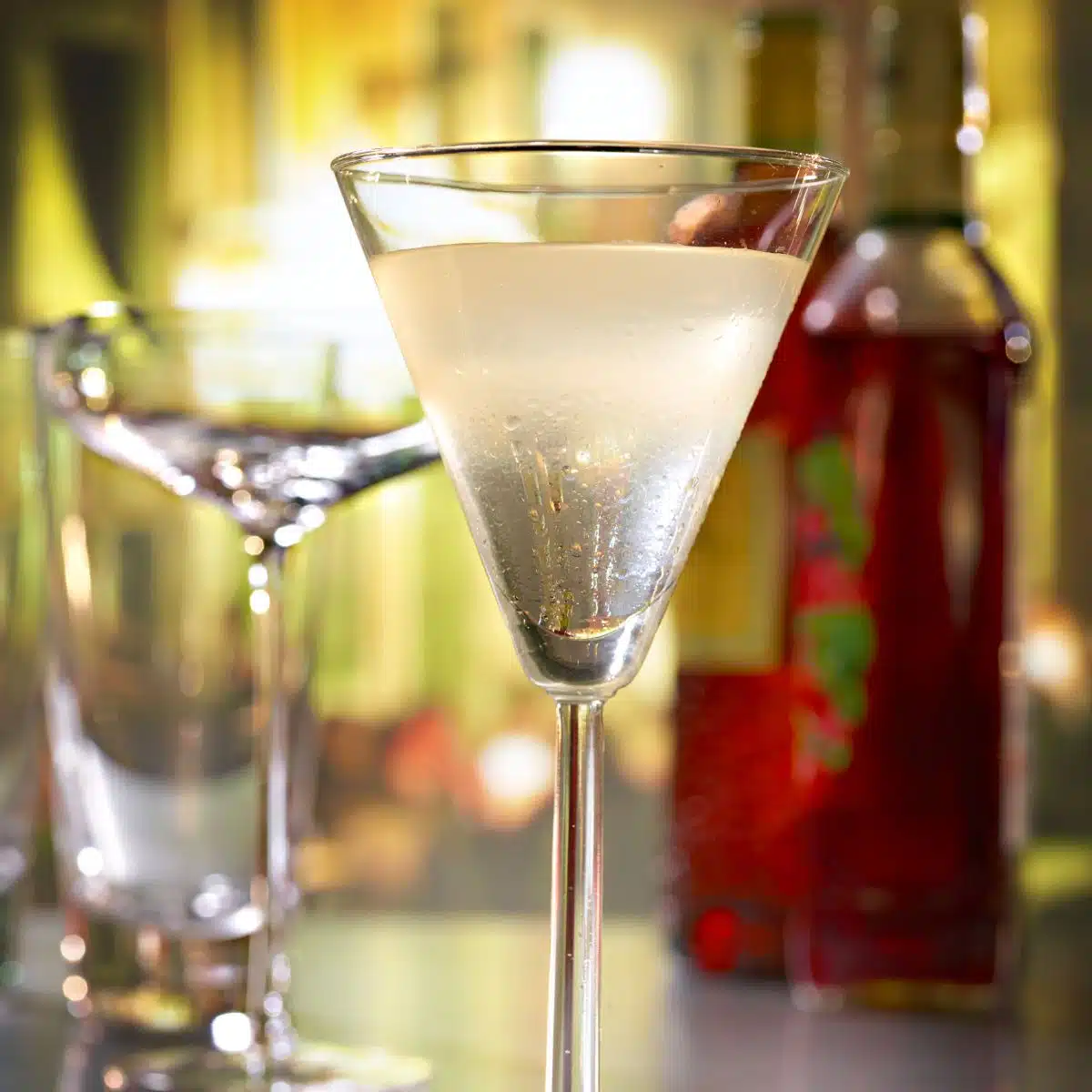 Quadratisches Bild des Cocktails White Lady.