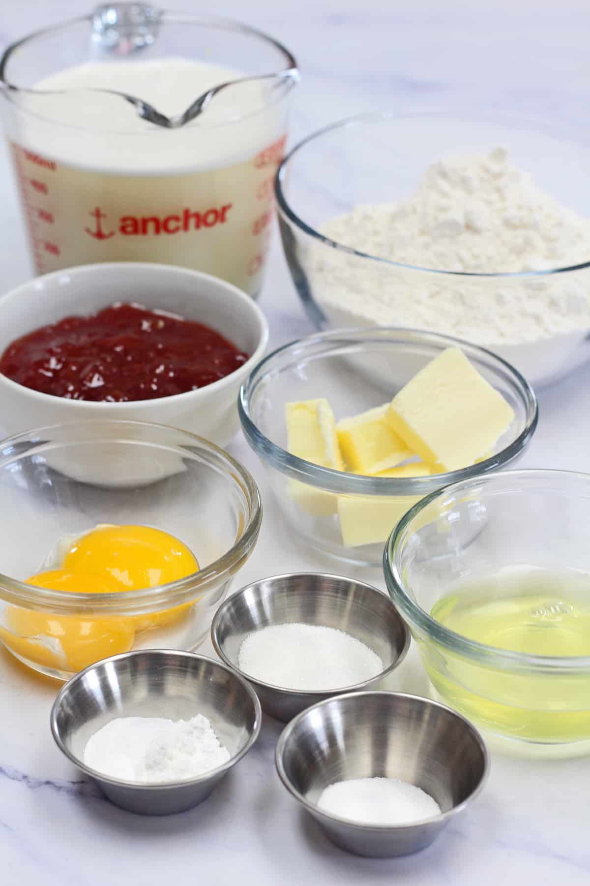Ingredientes de panqueques rellenos daneses Aebelskiver medidos y listos para combinar y luego cocinar en esferas doradas.