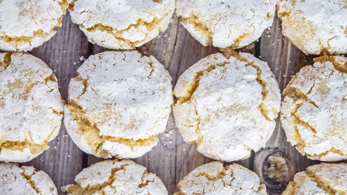 meilleure recette de biscuits amaretti cuits jusqu'à ce qu'ils soient parfaits avec une apparence de biscuit froissé sur fond de bois.