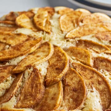 Tarta de manzana holandesa horneada y servida sin el anillo desmontable.