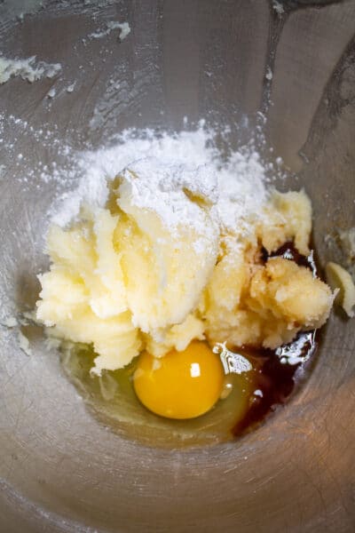 Roodgloeiende koekjes verwerken foto 2 afgeroomde boter en suiker met het ei, vanille, room van wijnsteen, zout en zuiveringszout toegevoegd.