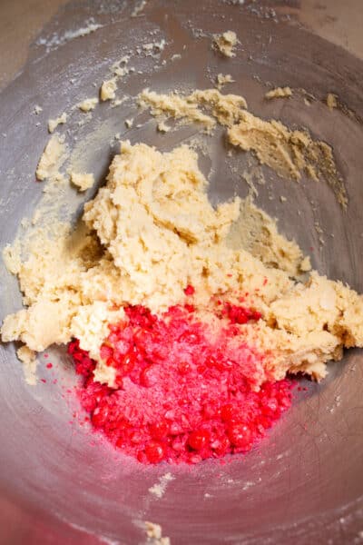 Red hot cookies verwerken foto 4 en voegen de geplette Red Hots-snoepjes toe aan het koekjesdeeg.