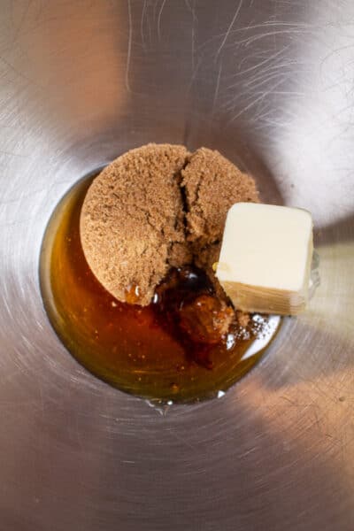 Кофейный пирог из сладкого картофеля, фото процесса 1, добавьте сливочное масло, светло-коричневый сахар, ванильный экстракт и кленовый сироп.