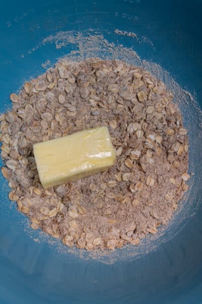 Кофейный пирог со сладким картофелем фото процесса 8 смешанные сухие ингредиенты и размягченное масло добавлены для приготовления штрейзеля.