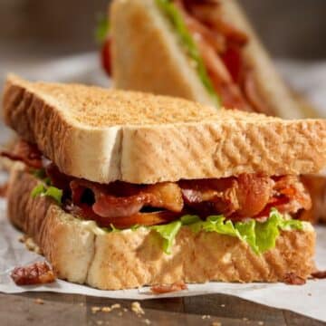 Image large montrant un sandwich BLT classique.
