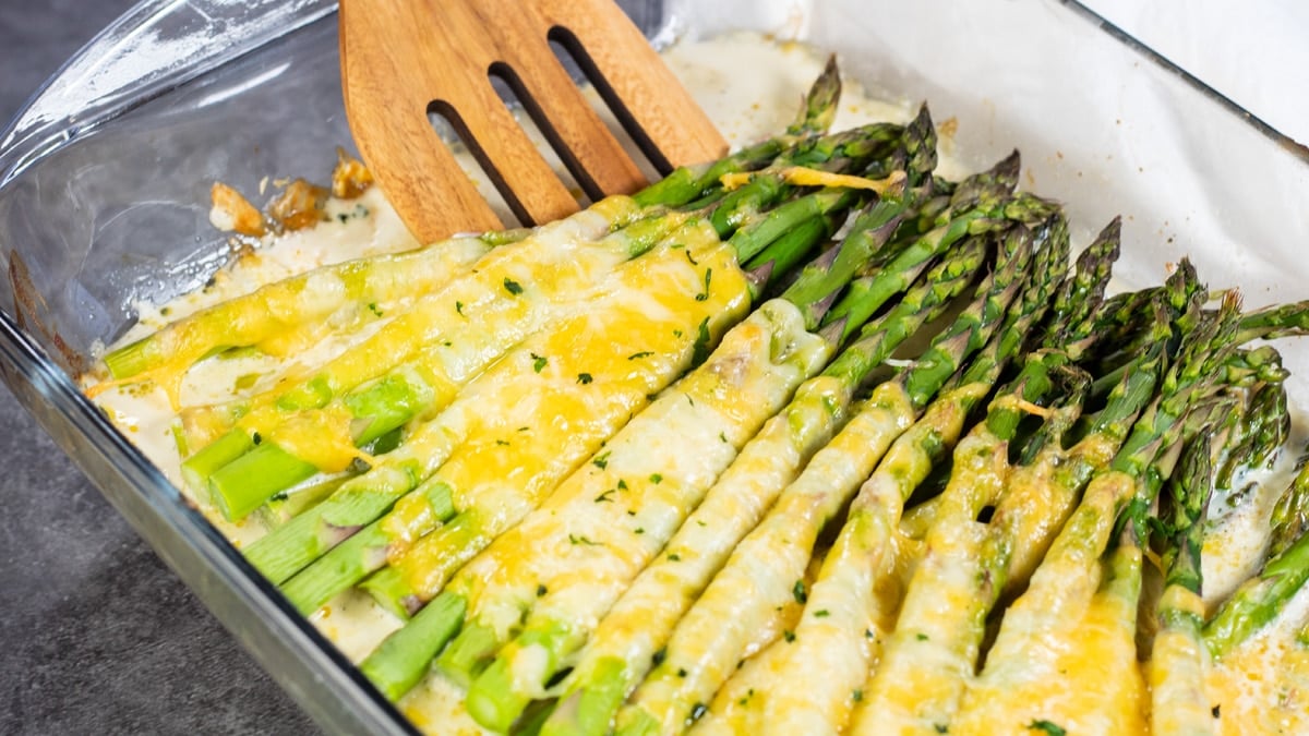 Bredt billede af ostebagte asparges.
