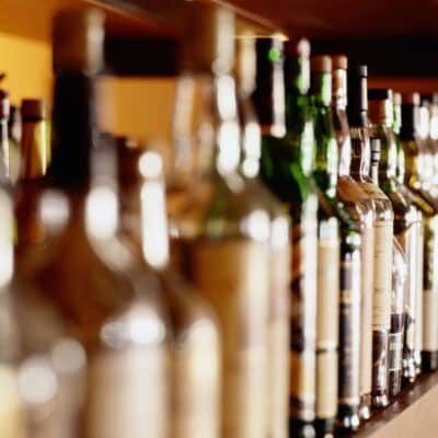 Квадратно изображение на подредени бутилки алкохол.