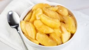 Ampla imagem de maçãs fritas imitando o barril de creacker.