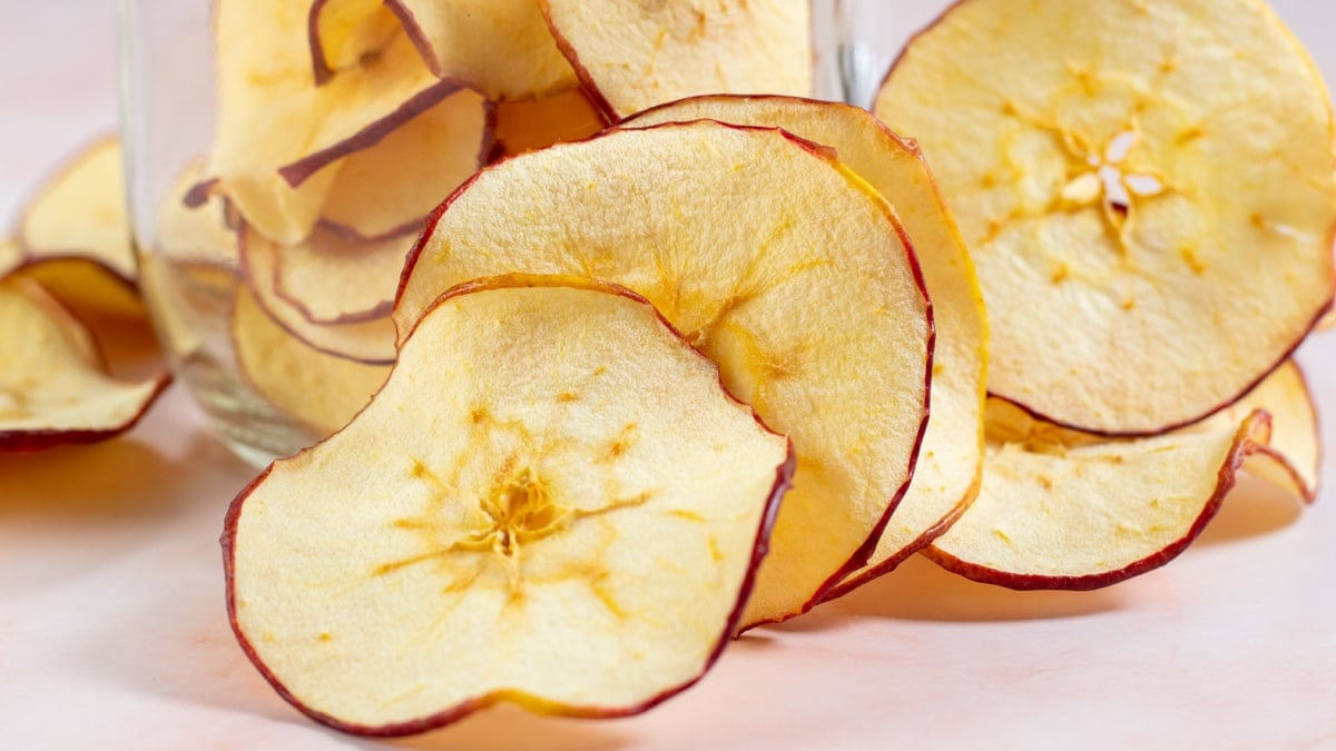 dehydrerede æbler: frugtsnack på