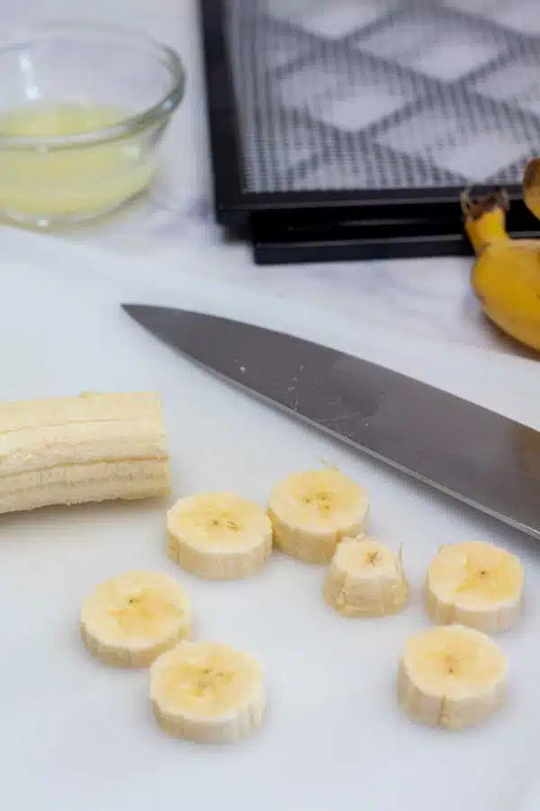 Process image 1 showing slicing bananas.