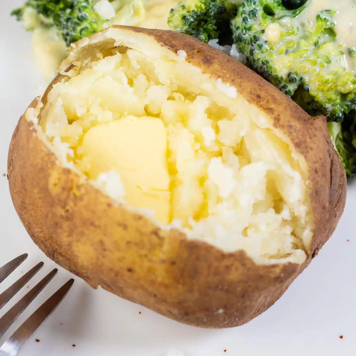 Pečené brambory na talíři.