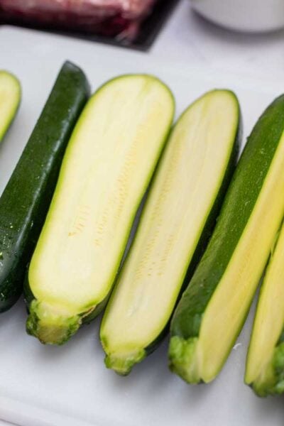Elaborare l'immagine 1 che mostra zucchine a fette.