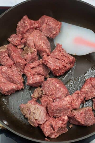 Immagine di processo 5 che mostra la carne macinata rosolata in padella.