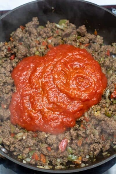Elaborare l'immagine 8 che mostra l'aggiunta di salsa marinara.