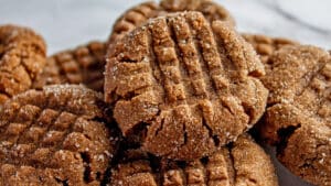 Bedste chokolade jordnøddesmør cookies opskrift nærbillede af de stablede cookies på bordpladen.