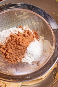 Galletas de chocolate con mantequilla de maní proceso foto 4 tamizar la harina para todo uso y el cacao en polvo.