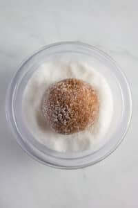Biscotti al burro di arachidi e cioccolato, foto 6, stendere l'impasto in palline e ricoprirle di zucchero.