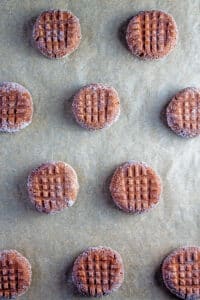 Chocolade pindakaaskoekjes proces foto 8 kriskras patroon geperst in elk koekje voor het bakken.