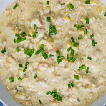 Ampla imagem aérea de sopa de milho em uma tigela branca.