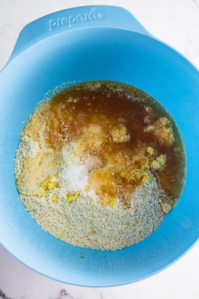 Citroen-amandelkoekjes proces foto 1 voeg alle ingrediënten voor het koekjesdeeg toe in een grote mengkom.