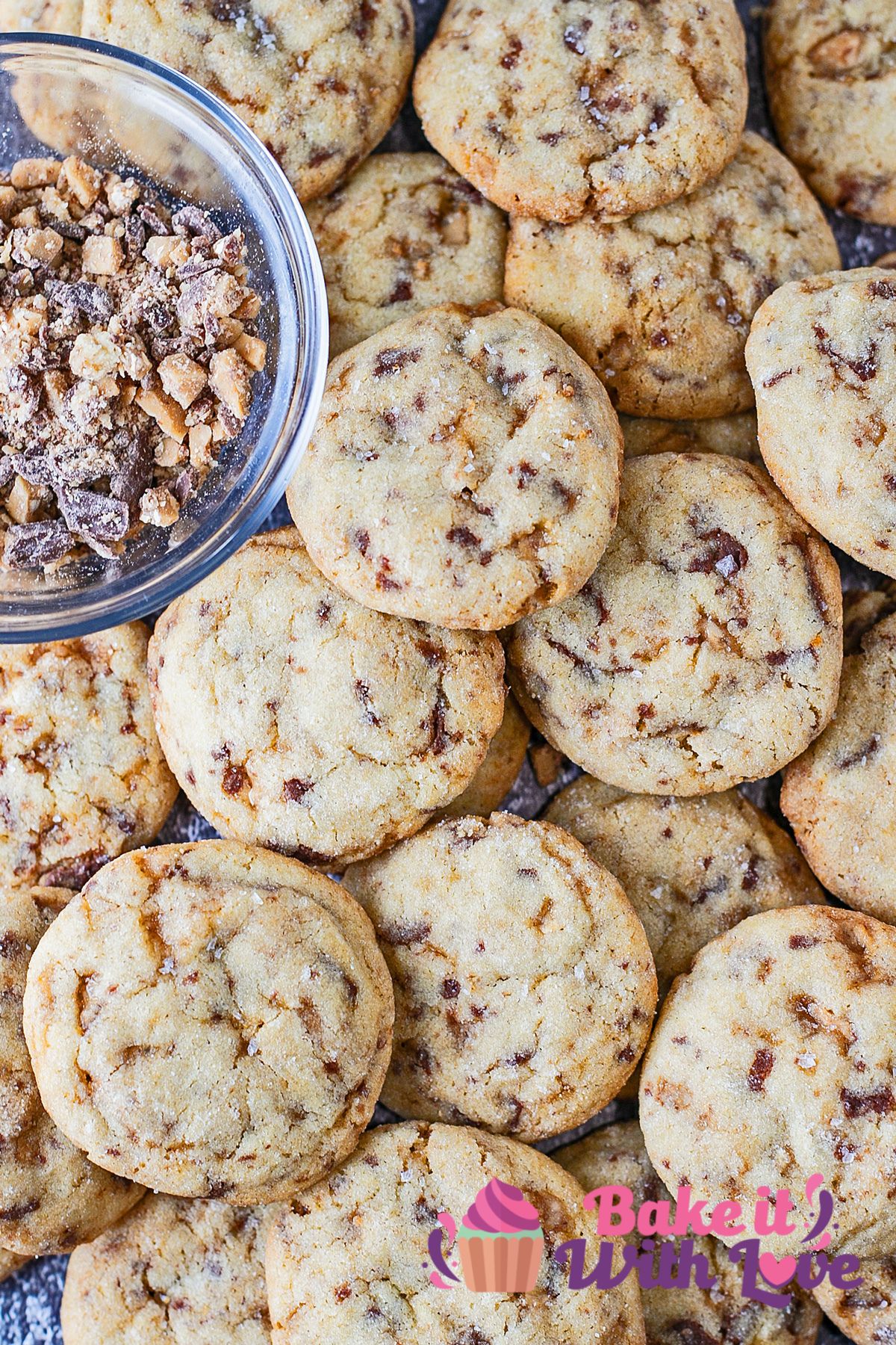 Hög bild av butter crunch cookies.