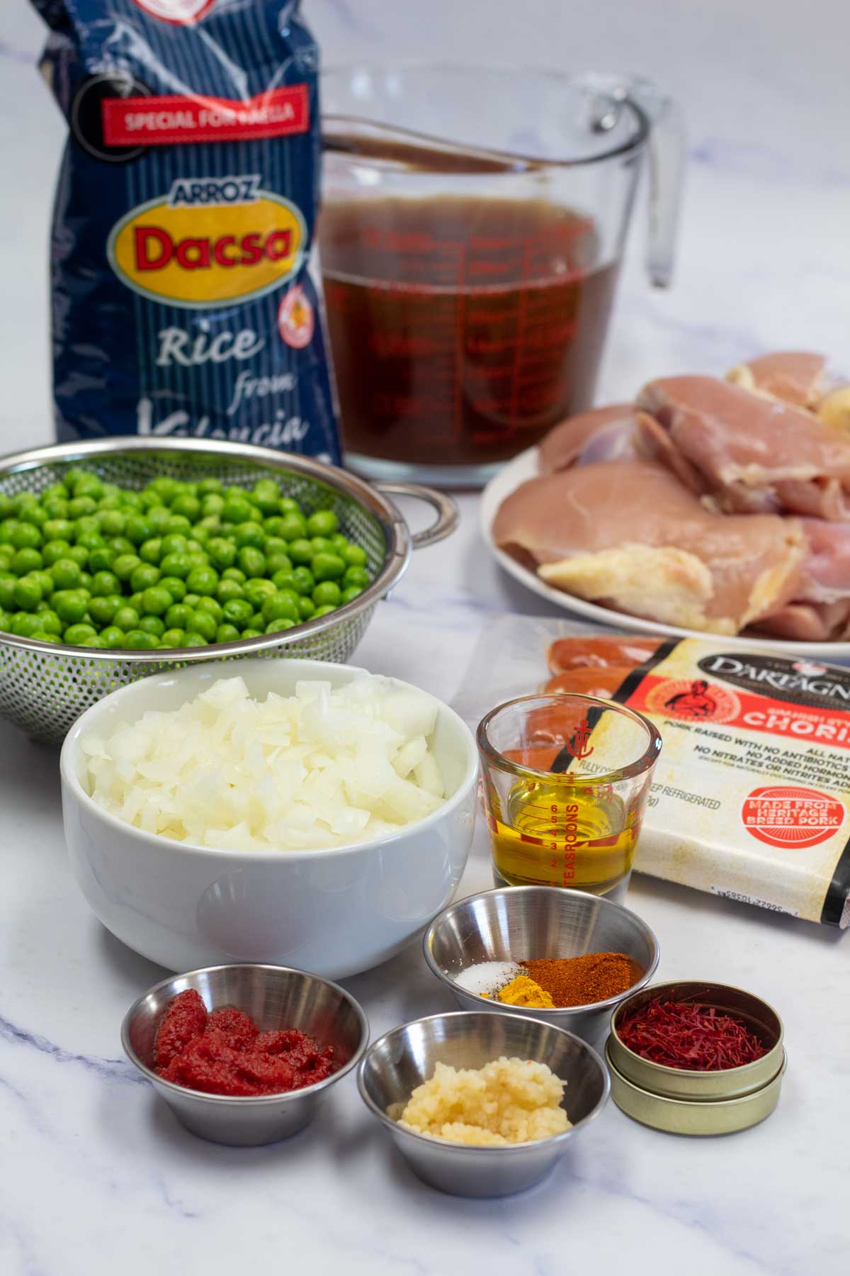 Højt billede, der viser ingredienser, der er nødvendige til kylling chorizo ​​paella.