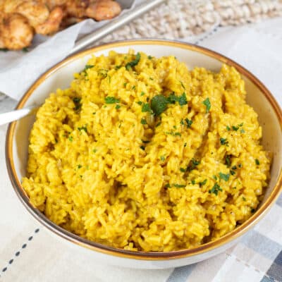 Imagen superior cuadrada de arroz al curry en un bol.