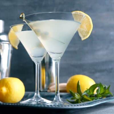 Fyrkantig bild av citron droppe martini.