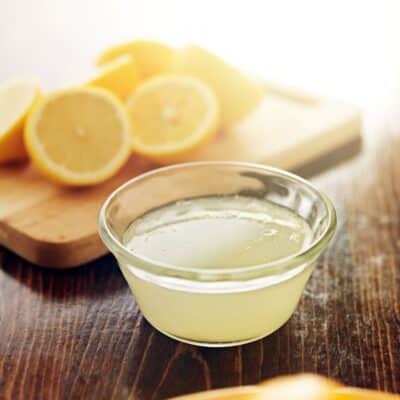 Квадратно изображение, показващо лимони и лимонов сок.