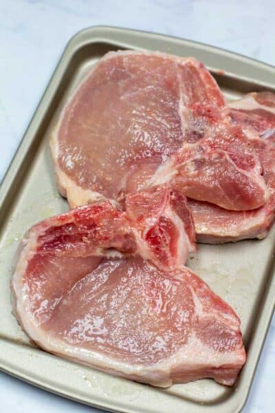 Gambar proses 3 menunjukkan minyak zaitun yang dioleskan di atas daging babi.