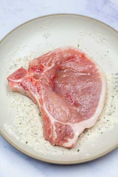 Gambar proses 4 menunjukkan lapisan ranch mix pada potongan daging babi.