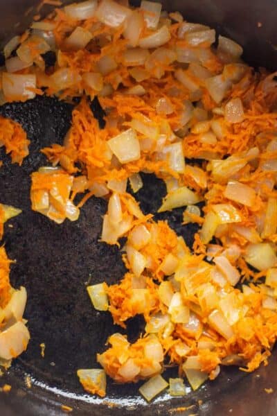 Proses gambar 4 menumis bawang bombay dan wortel.