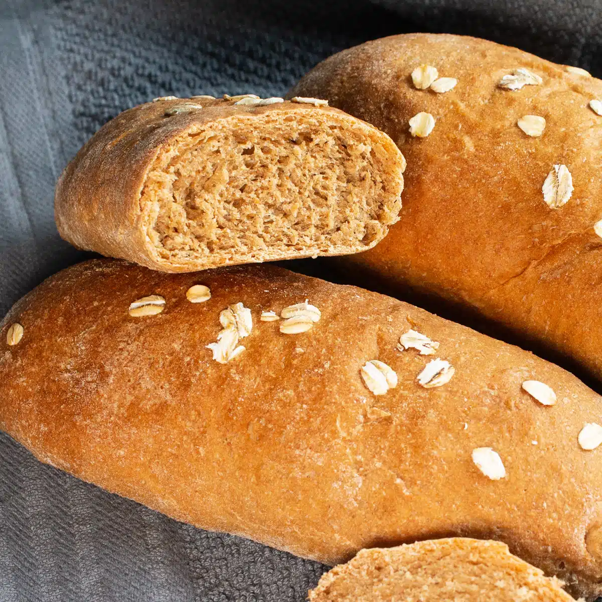 Firkantet billede, der viser Cheesecake Factory copycat brunt brød.