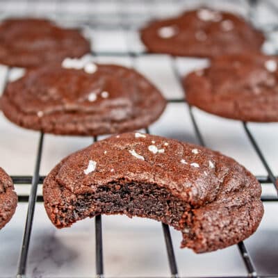 चॉकलेट कुकीज़ की चौकोर छवि।