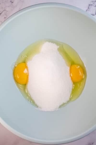 Karıştırma kabında yumurta ve şekeri gösteren işlem görüntüsü 1.