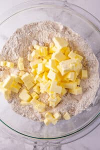 Imagen de proceso 2 que muestra cubos de mantequilla añadidos.