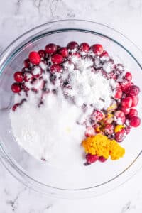 Gambar proses 6 menunjukkan cranberry dan gula.