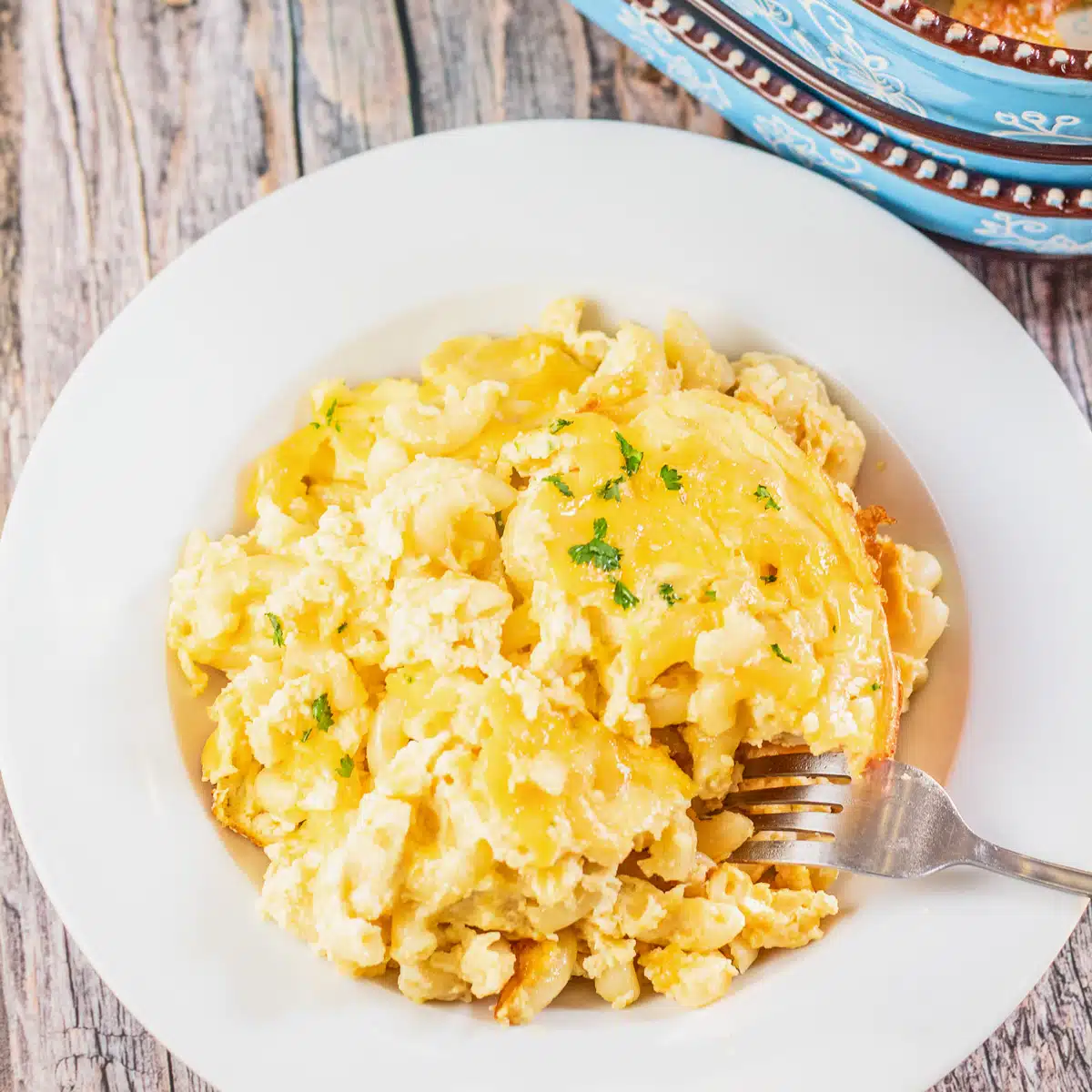 Meilleure recette de macaroni au fromage de Paula Deen avec beaucoup de fromage, d'œufs, de crème sure et cuite à la perfection.