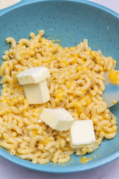 Foto 4 del proceso de macarrones con queso de Paula Deens agregue mantequilla a la pasta con queso.
