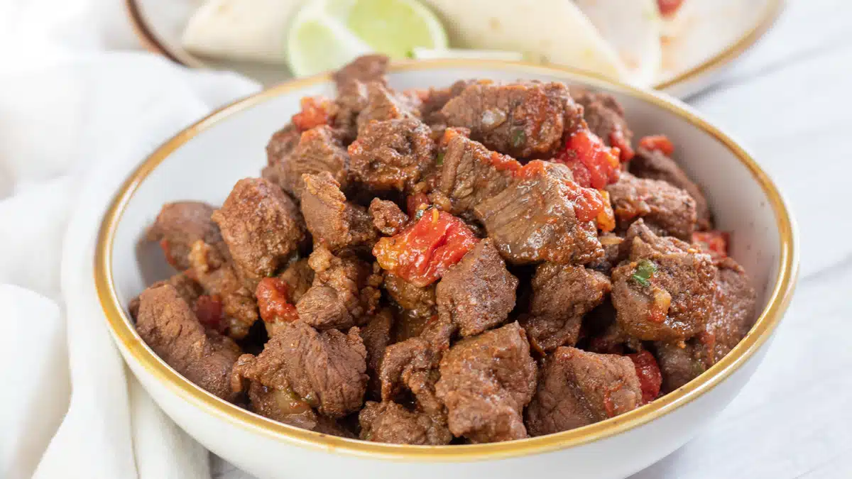 Wide image of a bowl of carne picada.