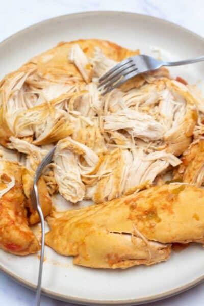 Immagine di processo 4 che mostra il pollo cotto a pezzi su un piatto.