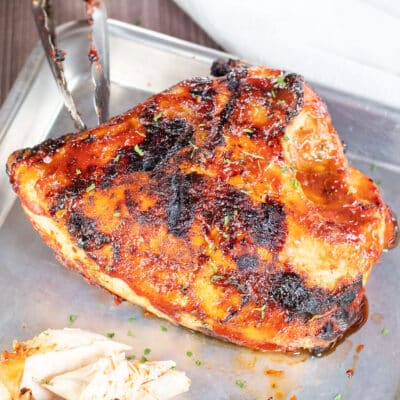 Image carrée de poitrine de poulet BBQ grillée.