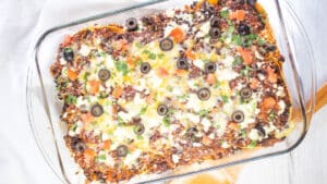 Brede afbeelding van Mexicaanse lasagne in een glazen ovenschaal.