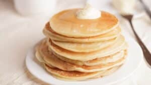 Gambar lebar tumpukan pancake yang dibuat tanpa telur.