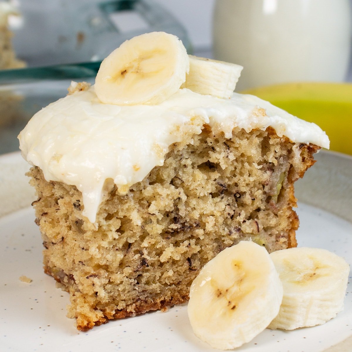 Квадратно изображение на десерт с парче банан.